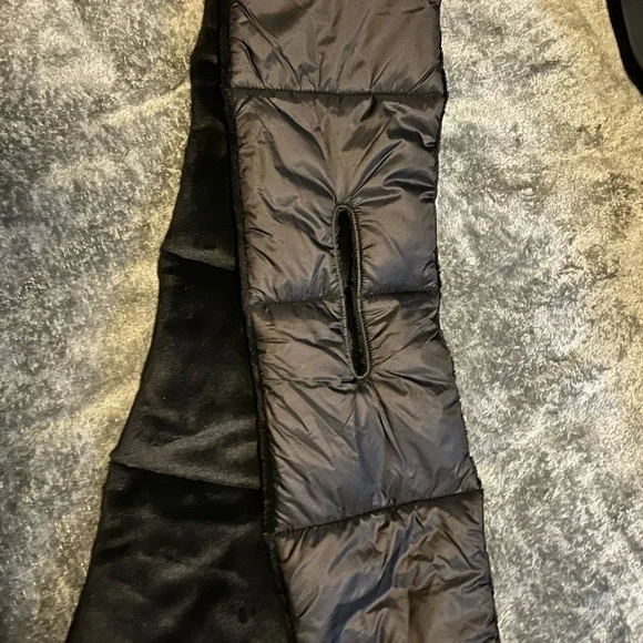 Lands’ End Ultralight Pull Through Scarf - Picture 2 of 3